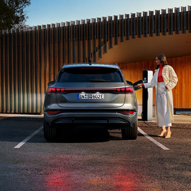 Audi SQ6 e-tron 彫刻的な抑揚を持つリヤバンパー