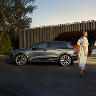 Audi SQ6 e-tron 力強いボディの上に低く張り詰めて延びるサイドウィンドウ