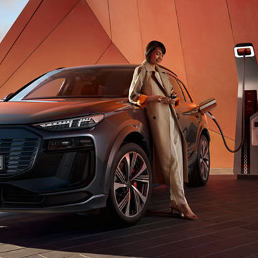 Audi SQ6 e-tron　充電器を差し込むだけで簡単に充電が可能
