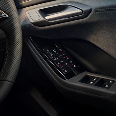 Audi SQ6 e-tron グロスブラックで仕上げられた美しいパネル