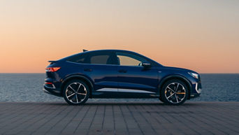 https://media.audi.com/is/image/audi/country/lu/assets/offers/2025/04/q4_2024_6749-35135542-(original)_1920x1080.jpg
