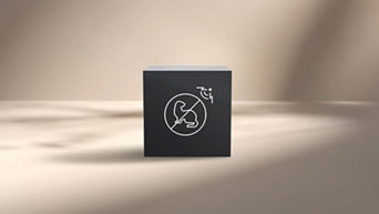 Ein schwarzer Würfel mit einem Symbol, das ein durchgestrichenes Tier darstellt, steht auf einem beigen Hintergrund mit Licht- und Schatteneffekten. Es handelt sich um eine Anti-Marder-Box.
