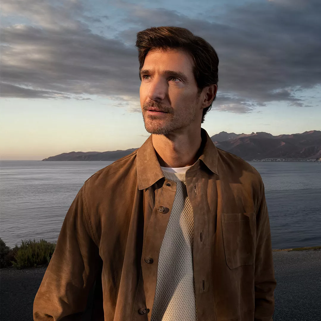Modelo hombre mirando hacia el horizonte