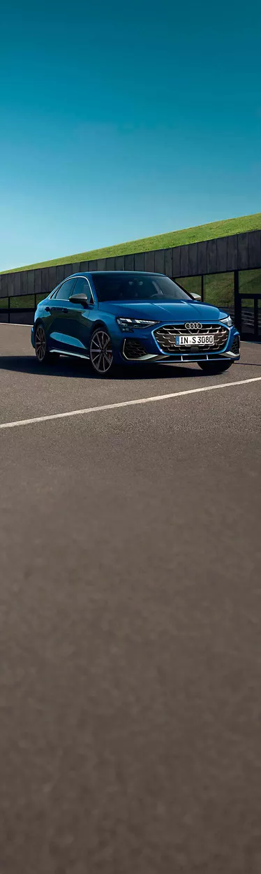 Audi S3 azul Sedán estacionado.