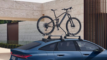 Audi A6 Sportback e-tron met fietsdrager op het dak.