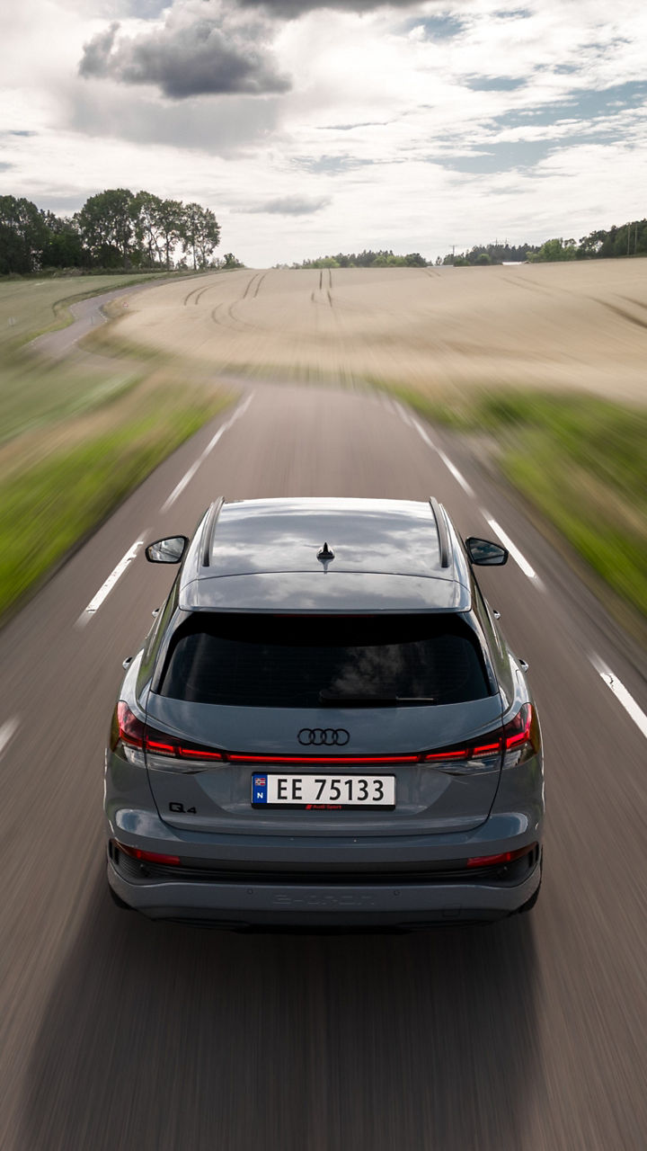 Audi Q4 e-tron kjører på landevei