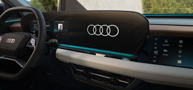 Foto de las pantallas interiores del SUV eléctrico Audi Q6 e-tron. 