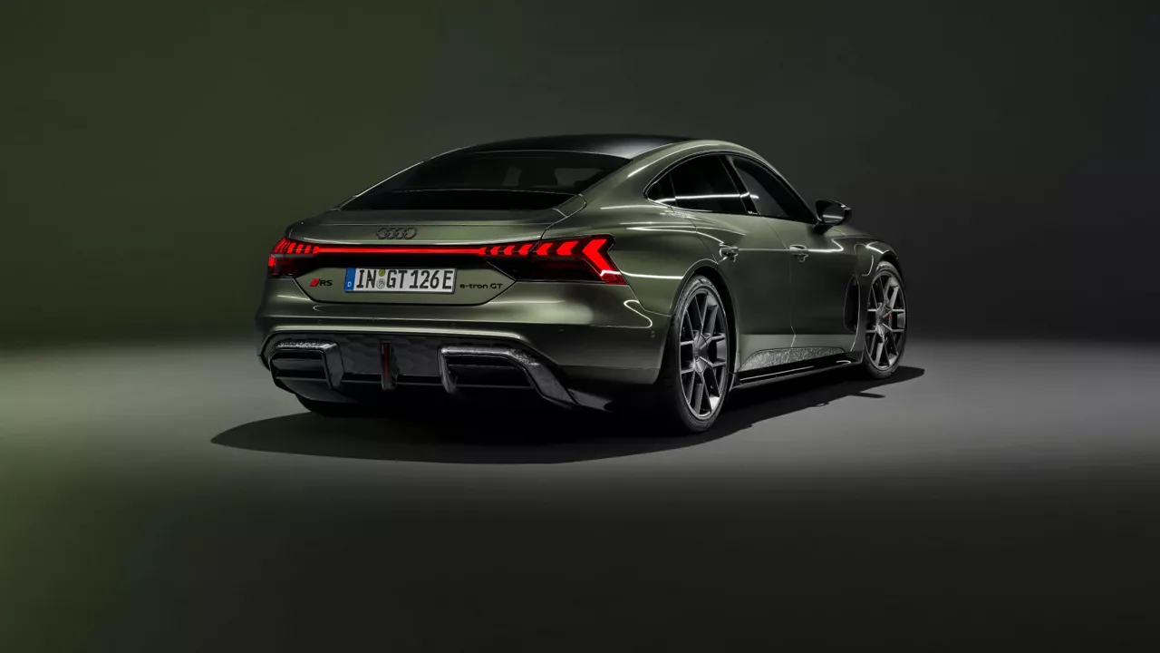 Widok z tyłu Audi RS e-tron GT performance. 