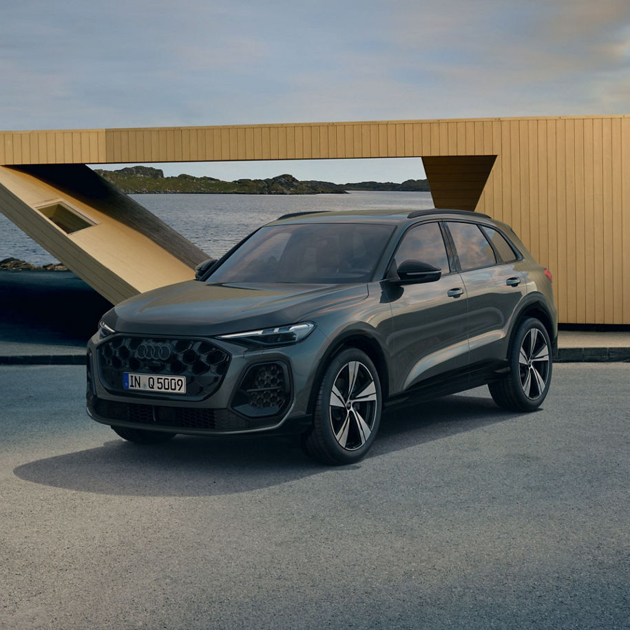 Grey Q5 Sportback from the front with modern building at the back