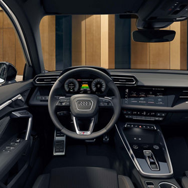Cockpit eines Audi mit Multifunktionslenkrad und zwei digitalen Displays bei Tageslicht.