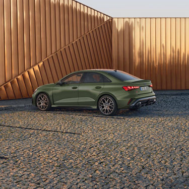 Audi RS 3 Limousine Seitenansicht im Grünen Matt ton auf einem Parkplatz