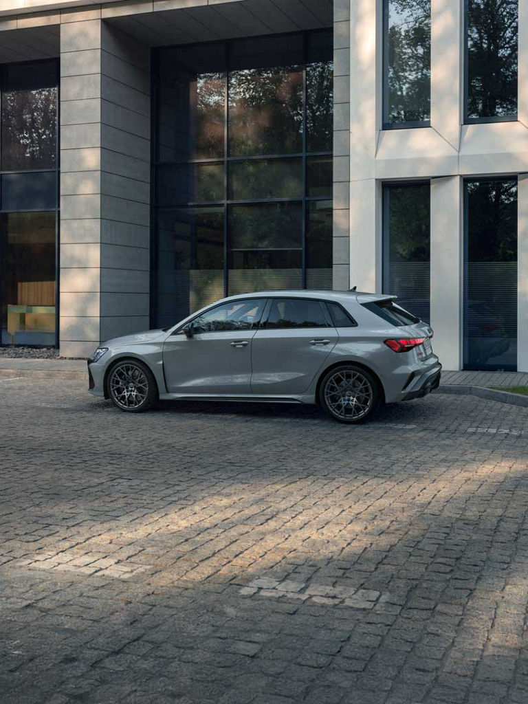 Foto de un Audi RS 3 Sportback personalizado con pintura Audi exclusive.