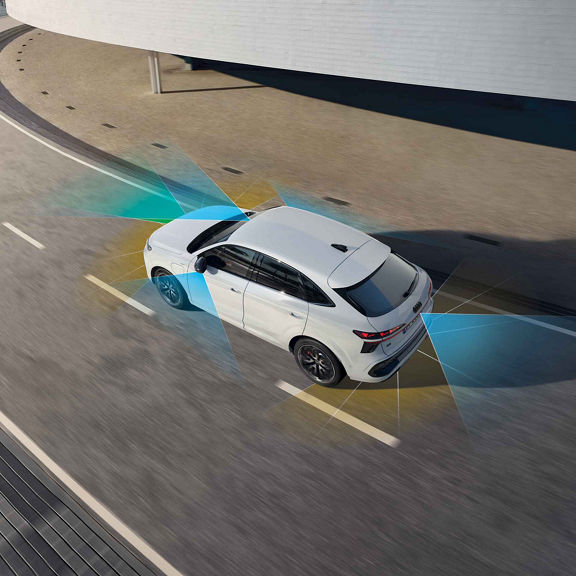 Audi Q3 Sportback e-hybrid von oben. Der Audi ist in der Draufsicht zu sehen. Blau-Gold-Highlights rund um den Audi zeigen, was der Adaptive Fahrassistent Plus erkennt.