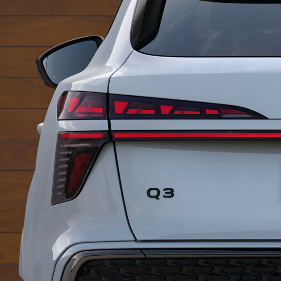 Nahaufnahme der OLED Rücklichter des Audi Q3 Sportback e-hybrid.