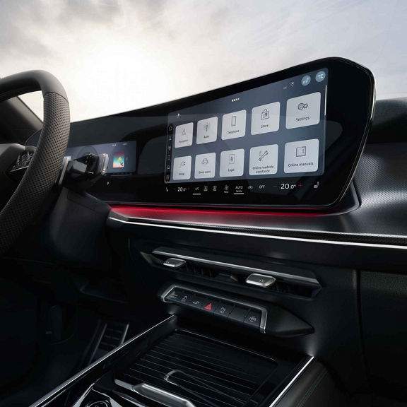 Interni di Audi Q3 Sportback e-hybrid. È visibile il display panoramico con varie impostazioni dell’auto.