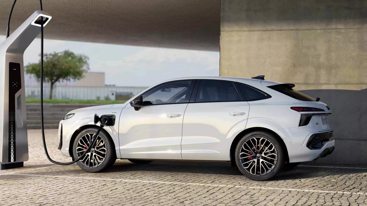 De Audi Q3 Sportback e-hybrid aan een laadpaal