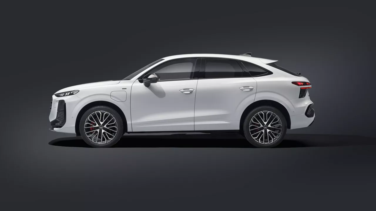 Seitliche Ansicht des Q3 Sportback e‑hybrid in dunkler Umgebung.