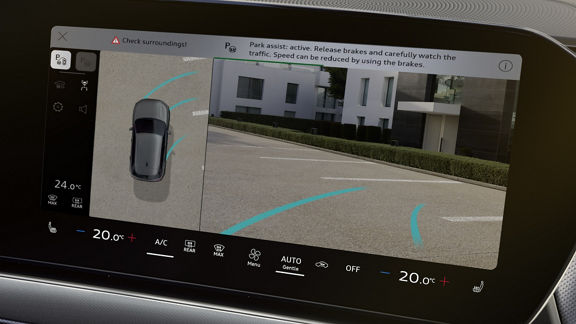 Parkošanās asistenta un atpakaļskata kameras attēla pietuvinājums.