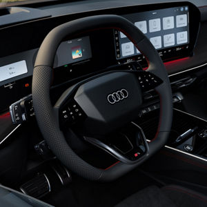 Blick auf das Cockpit mit Fokus auf das Lenkrad mit Gangwahl.