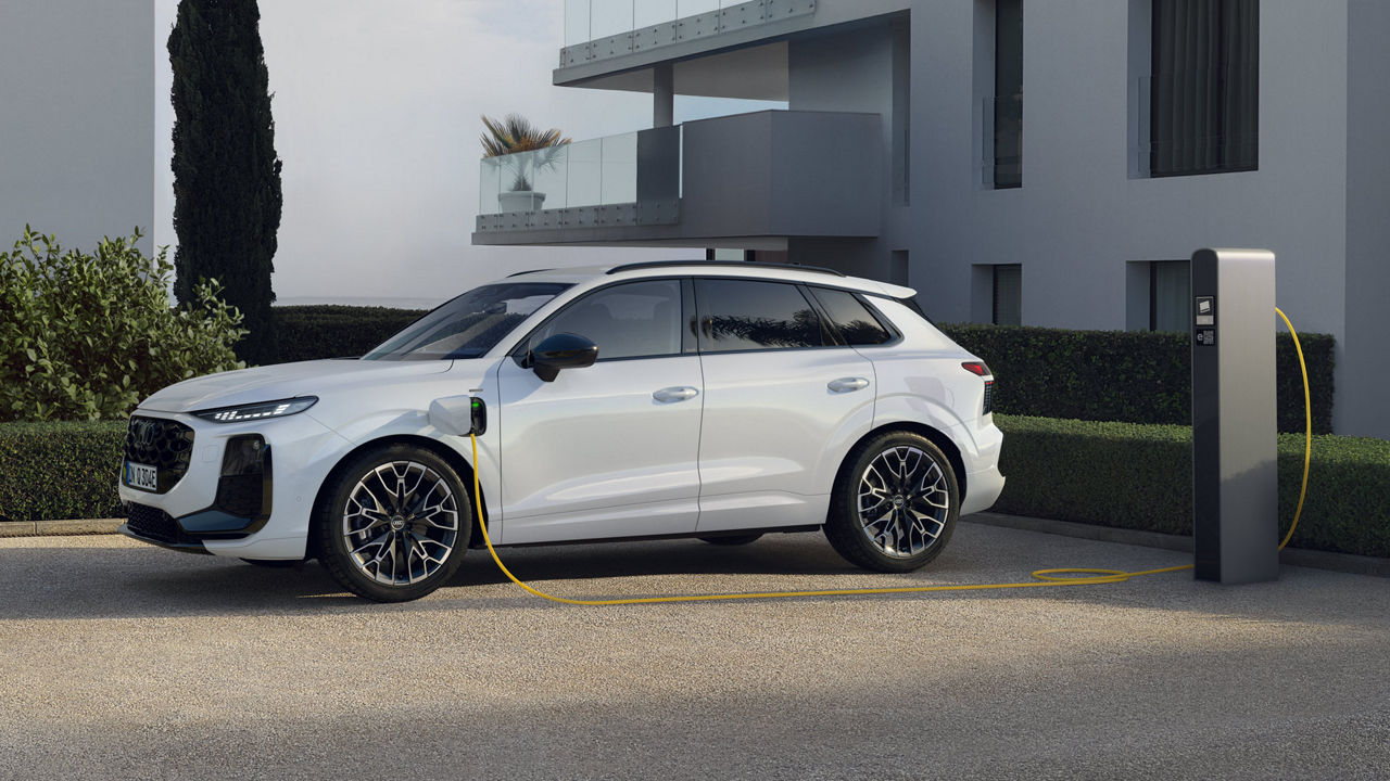 Audi Q3 SUV e-hybrid Seitenansicht während des Ladevorgangs