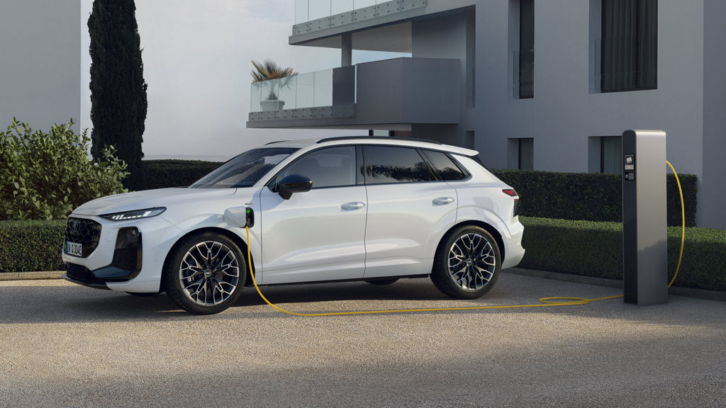 Audi Q3 SUV e-hybrid Seitenansicht während des Ladevorgangs