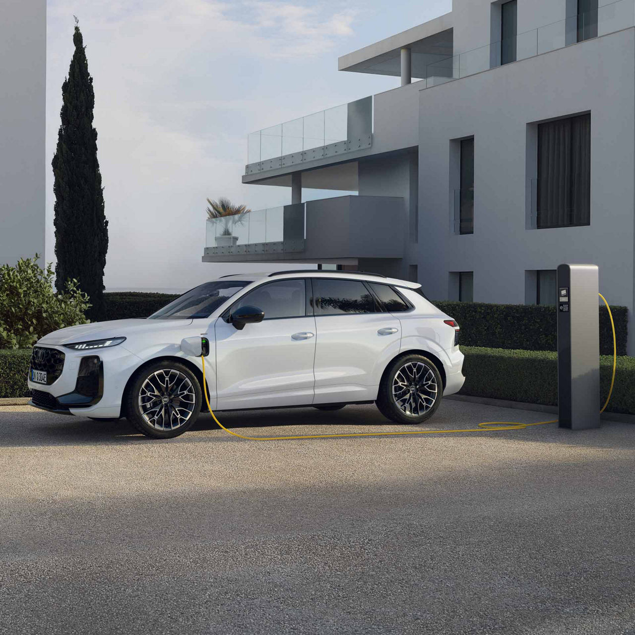 Audi Q3 SUV e-hybrid Seitenansicht während des Ladevorgangs