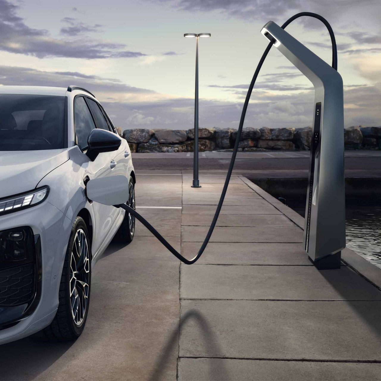 Audi Q3 SUV e-hybrid auf einem Parkplatz aufladen