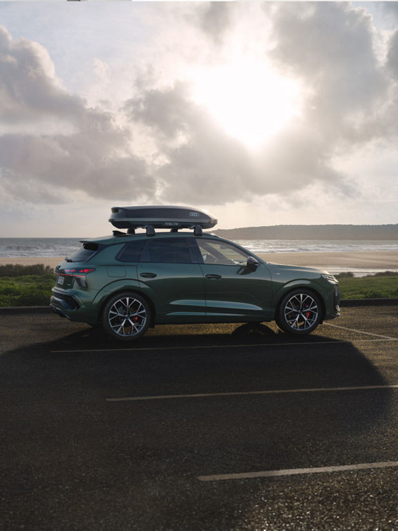 Audi Q3 SUV e-hybrid vista laterale con box da tetto verde