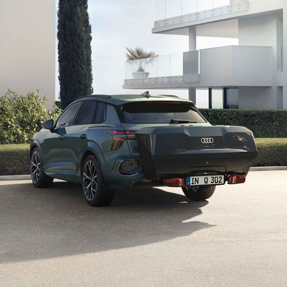 Audi Q3 SUV AOZ scatola posteriore aperta. L’auto è parcheggiata nel parcheggio di una casa