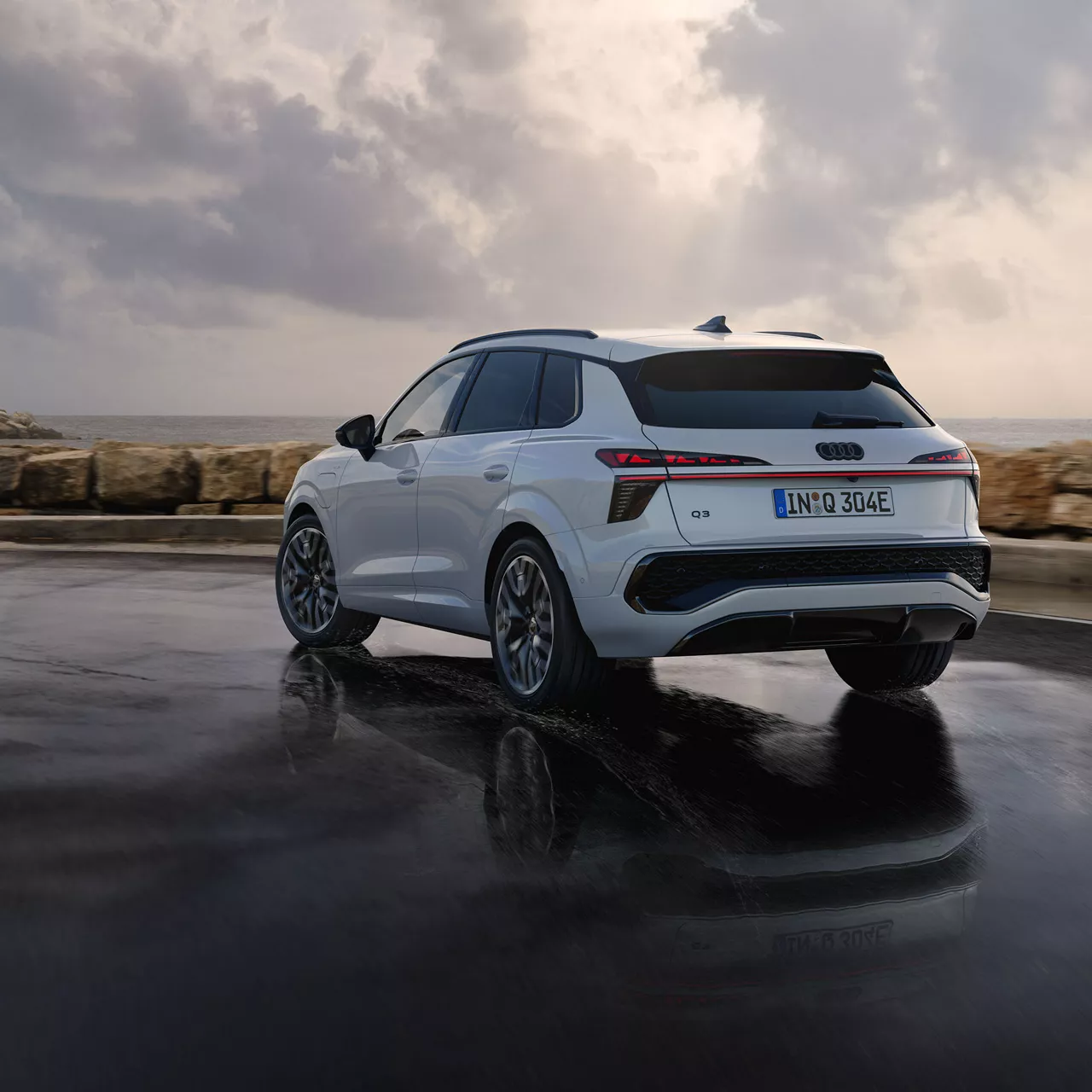 Q3 SUV e-hybrid bakifrån.