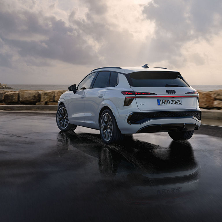 Audi Q3 SUV e-hybrid Rückansicht auf einem Parkplatz