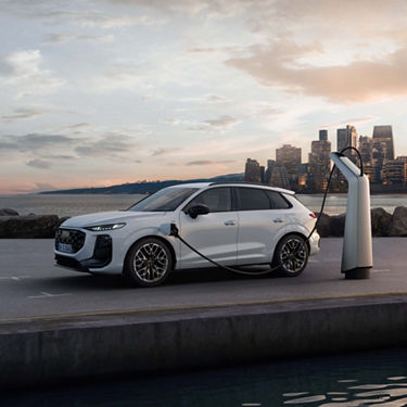  Audi Q3 SUV e-hybrid in ricarica, vista lateralmente