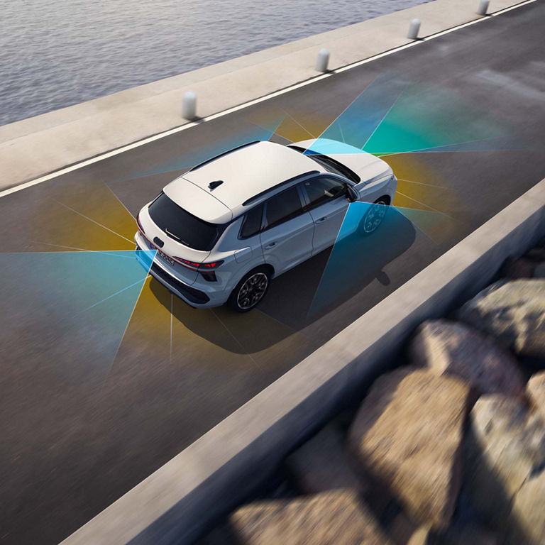 Audi Q3 SUV e-hybrid Draufsicht mit Fahrassistenz