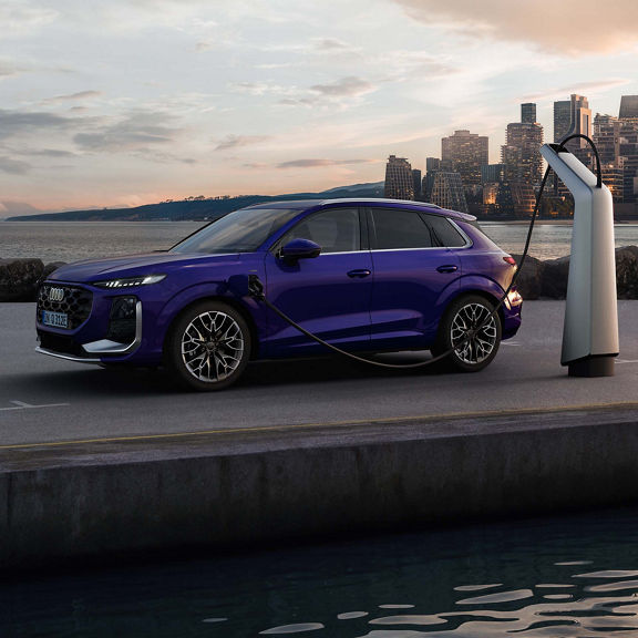 Audi Q3 SUV e-hybrid vista laterale con Audi exclusive in viola