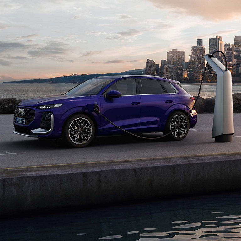 Audi Q3 SUV e-hybrid Seitenansicht mit Audi exclusive in lila