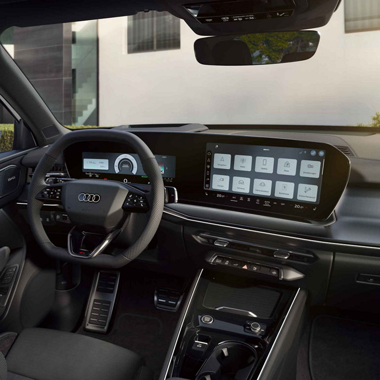 Innenraum eines Q3 SUV e-hybrid mit Blick auf eine Häuserwand. Das Auto verfügt über ein digitales Armaturenbrett, auf dem Optionen für Navigation, Radio, Telefon und Fahrzeugeinstellungen angezeigt werden.
