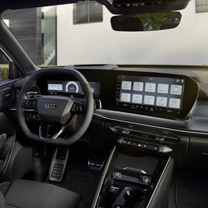 The cockpit of the Q3 SUV e-hybrid with a focus on the driver's instrument panel and the panoramic display.	