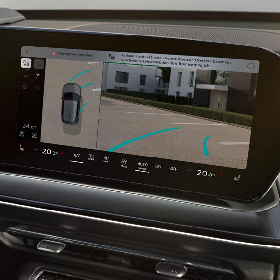 Parkošanās asistenta un 360 grādu atpakaļskata kameras attēla pietuvinājums.