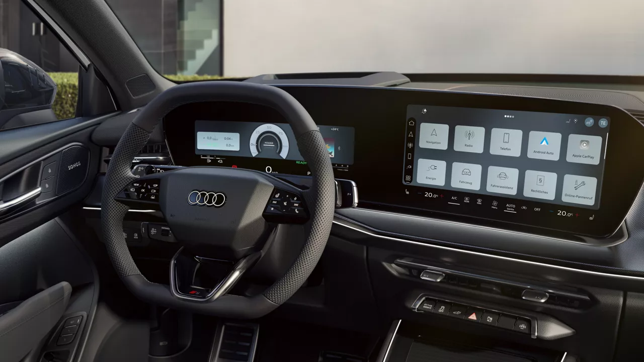 Le cockpit du SUV Q3 e-hybrid, avec un accent particulier sur le tableau de bord et l'écran panoramique.