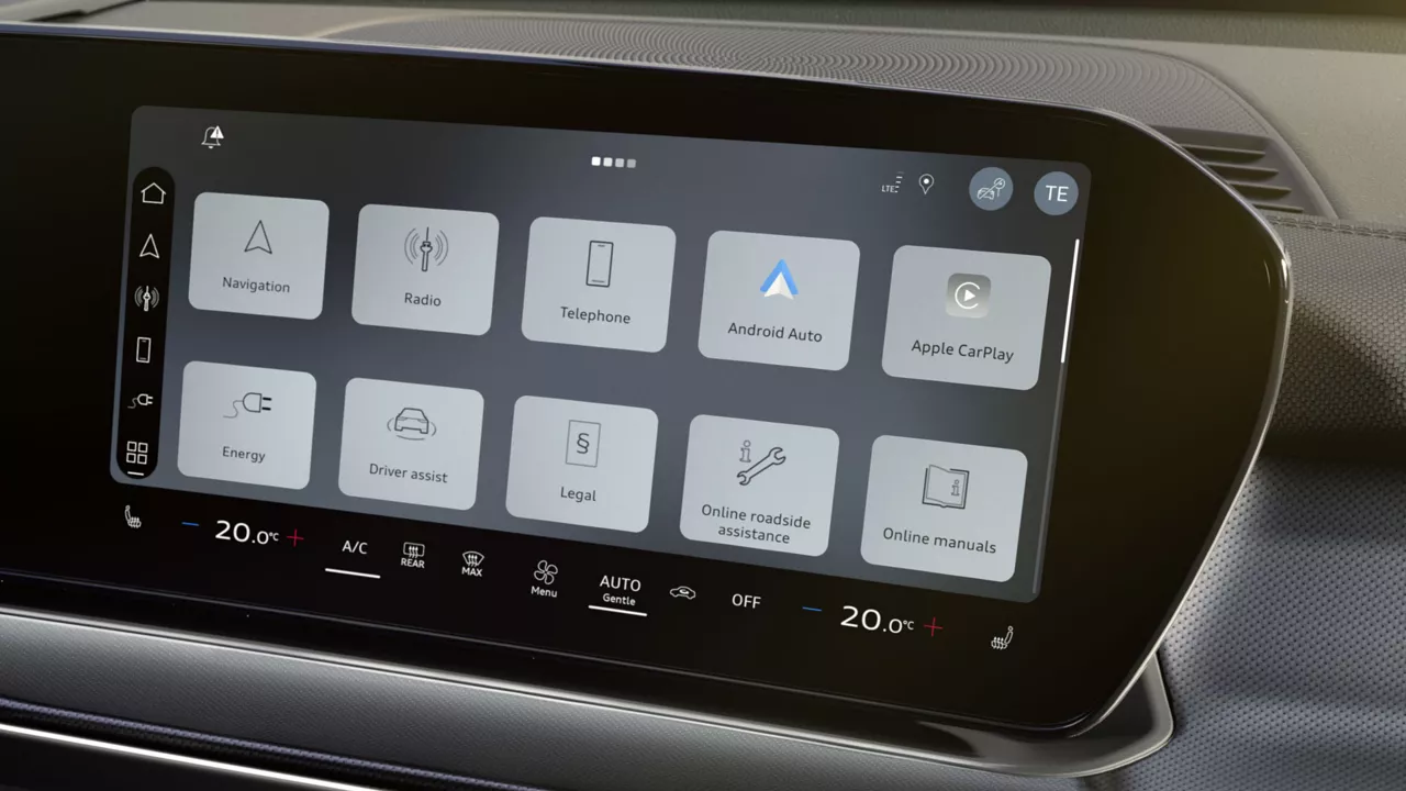 Skats uz Q3 SUV e-hybrid modeļa MMI skārienekrānu.