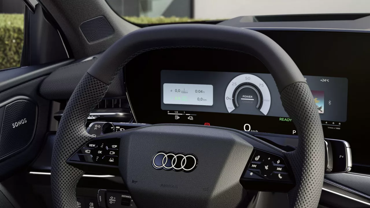 Skats uz stūri un Audi virtual cockpit plus digitālajiem displejiem.