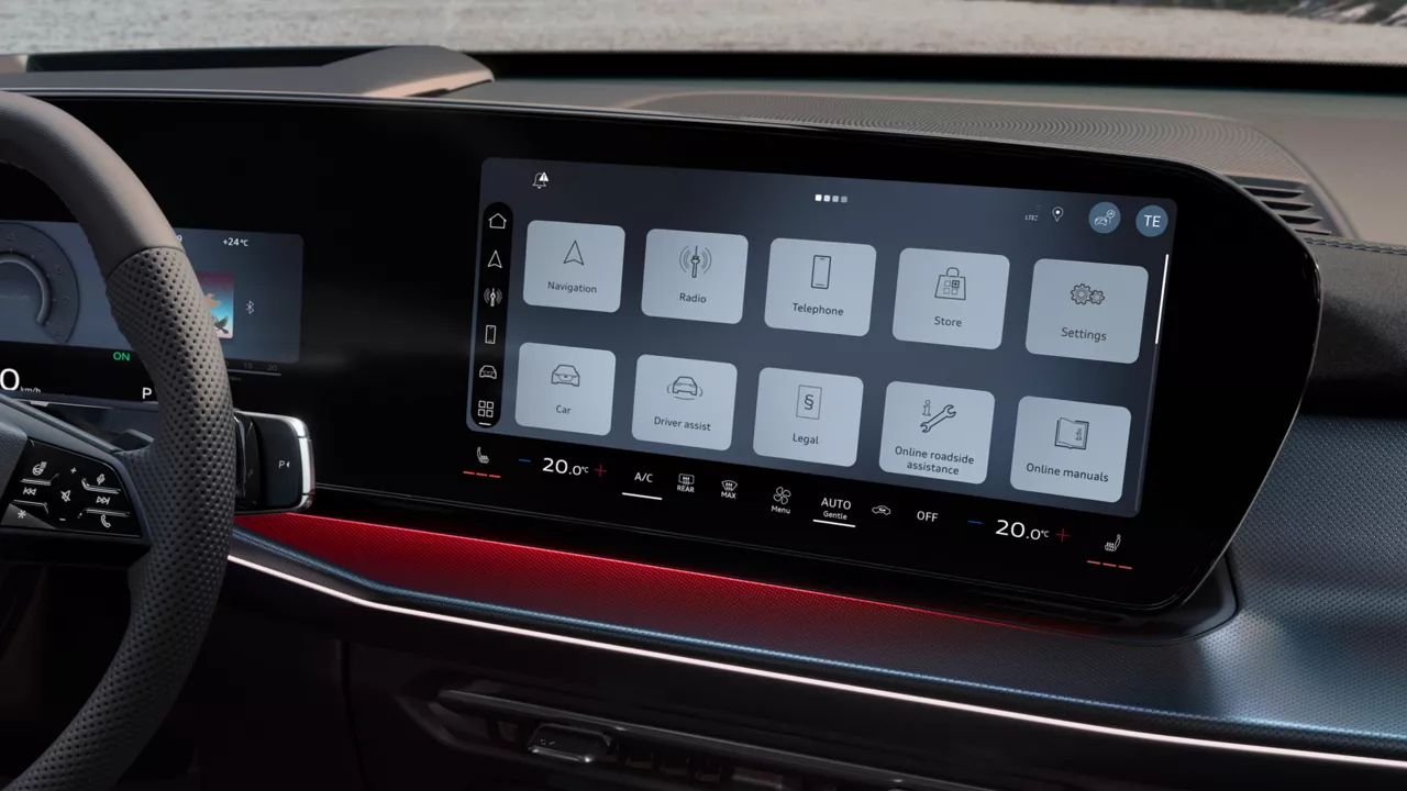 Audi Q3 SUV Cockpit mit Volldisplay und digitalen Bedienelementen mit roten Akzenten.