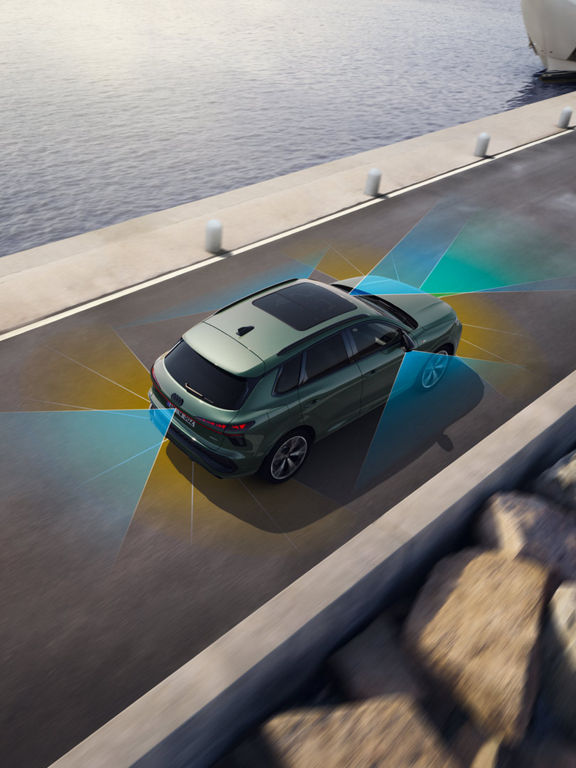 Audi Q3 SUV topshot di guida su una strada.