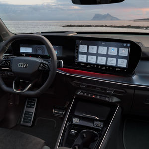 Cockpitansicht auf Lenkrad und Panoramadisplay mit Touchscreen und enthaltenen Funktionen.