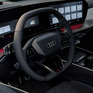 Blick auf das Cockpit mit Fokus auf das Lenkrad mit Gangwahl.