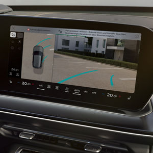 Display mit autonomen Parkassistent und 360 Grad-Kamera.