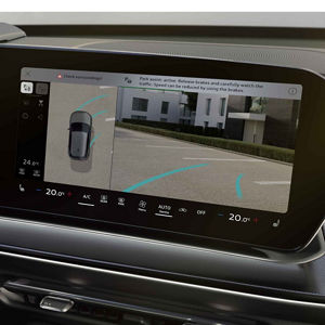 Display med automatisk parkeringsassistent och 360-graderskamera