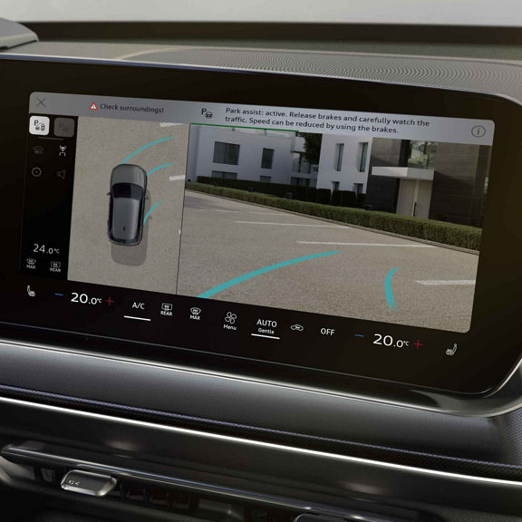 Dettaglio del display dell’assistente al parcheggio del Q3, con immagine in tempo reale dalla telecamera posteriore.