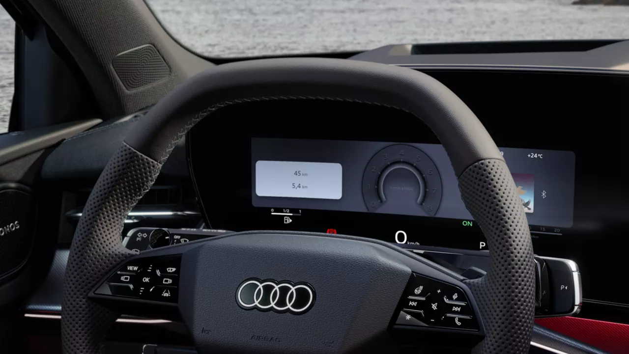 Skats uz stūri un Audi virtual cockpit plus digitālajiem displejiem.
