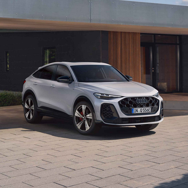 Audi Q5 Sportback e-hybrid front view edition schwarz